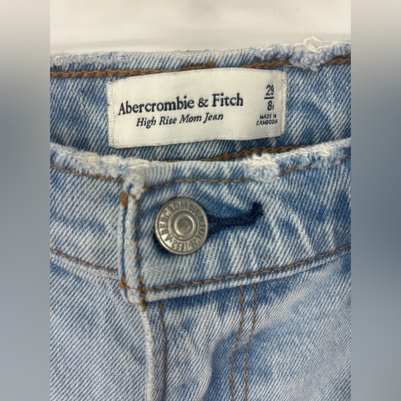 NWOT Abercrombie & Fitch High Rise Mom Jean in Light Wash Ripped Knee Blue 29 8 - Picture 4 of 4